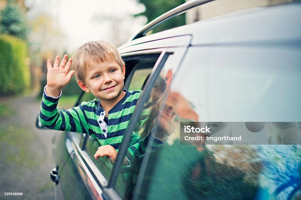 Cậu Bé Nhìn Ra Ngoài Cửa Sổ Xe Hơi Và Vẫy Tay Hình ảnh Sẵn có ...