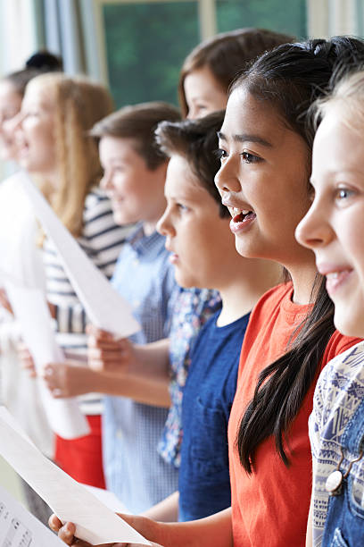 grupo de crianças desfrutando de grupo de músicos - sheet music music classroom education - fotografias e filmes do acervo