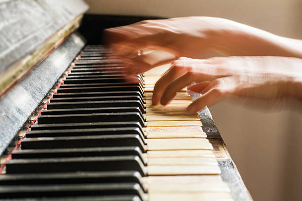 de piano velho e enferrujado, foco seletivo, da mulher mãos no teclado - piano piano key orchestra close up - fotografias e filmes do acervo