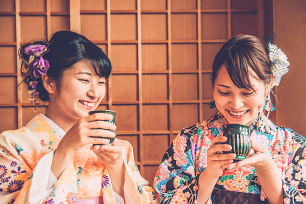 belle femme en kimono japonais boire thé matcha, kyoto, japon - green tea tea zen like japan photos et images de collection