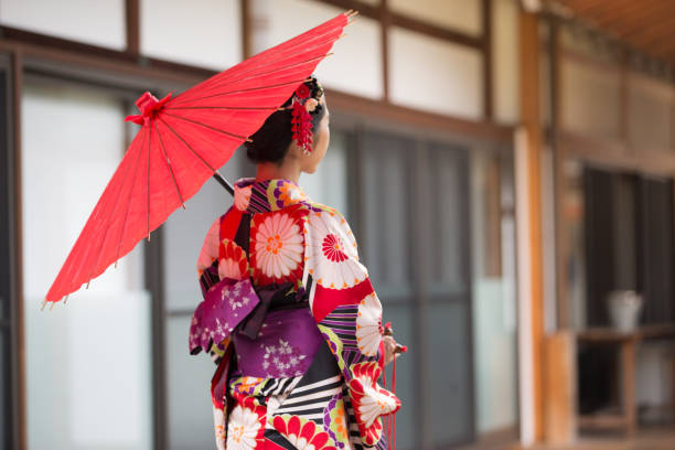 garota em quimonos japoneses no hyakumanben chionji templo, kyoto, japão - quimono - fotografias e filmes do acervo