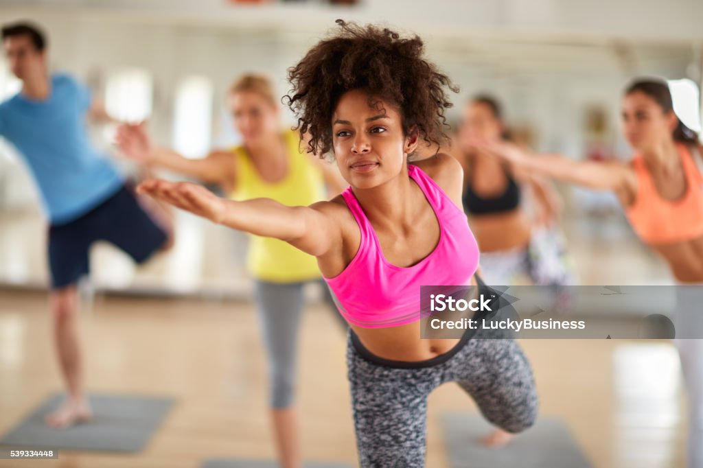 Close-up de mulher jovem no alongamento de treino interior - Foto de stock de Exercício físico royalty-free
