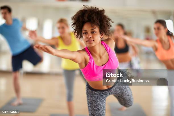 Foto de Closeup De Mulher Jovem No Alongamento De Treino Interior e mais fotos de stock de Exercício físico