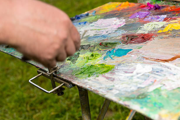 istock Focused palette with oil paints in a garden 539335410