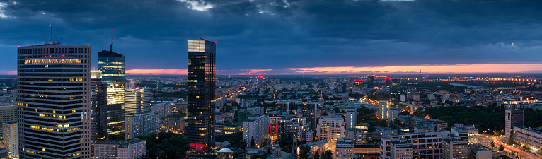 Panorama de Varsovia centro de la ciudad durante la noche, photo