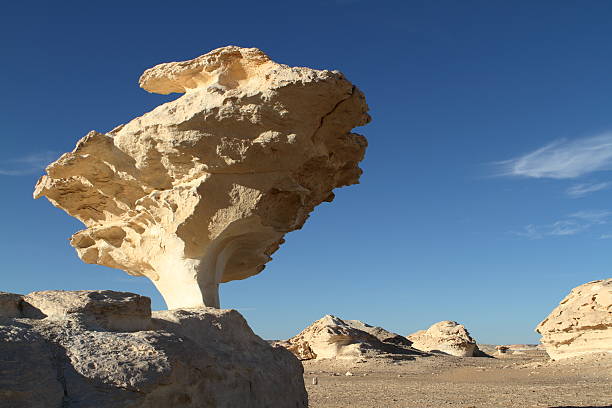 die weiße wüste im farafra in der sahara von ägypten - white desert stock-fotos und bilder