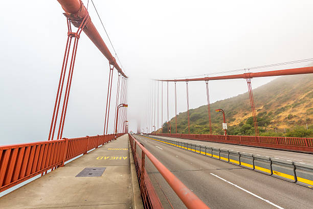 golden gate bridge di san francisco - golden gate bridge close up steel cable suspension bridge foto e immagini stock