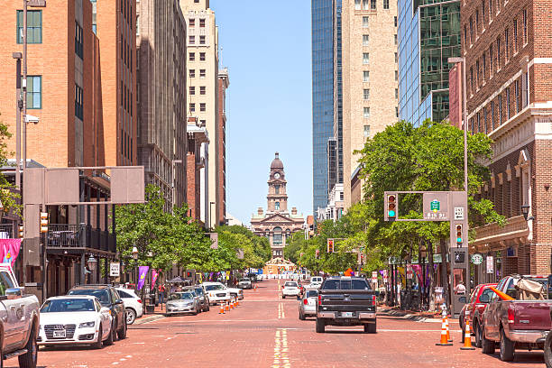 rue dans le centre-ville de fort worth. texas, etats-unis - fort worth texas photos et images de collection