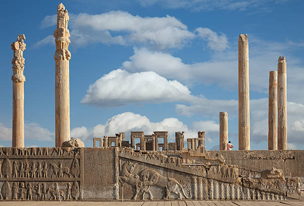 ruines de persépolis au patrimoine mondial de l'unesco, la ville de chiraz - bas relief photos et images de collection