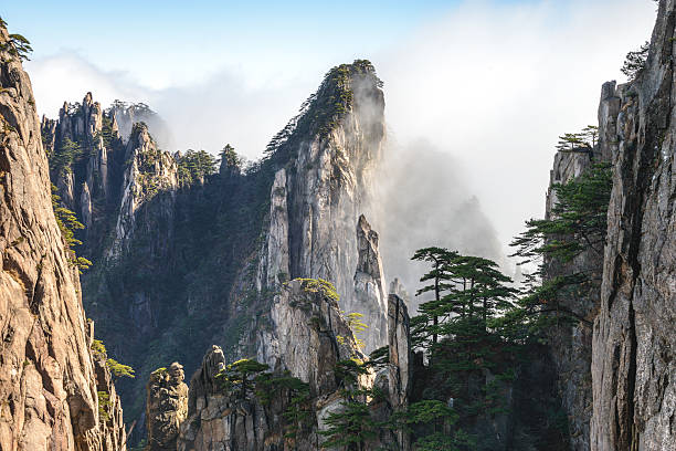 хуаншань встречи на высшем уровне - huangshan mountains стоковые фото и изображения