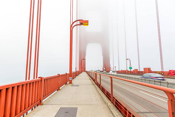 golden gate bridge di san francisco - golden gate bridge close up steel cable suspension bridge foto e immagini stock