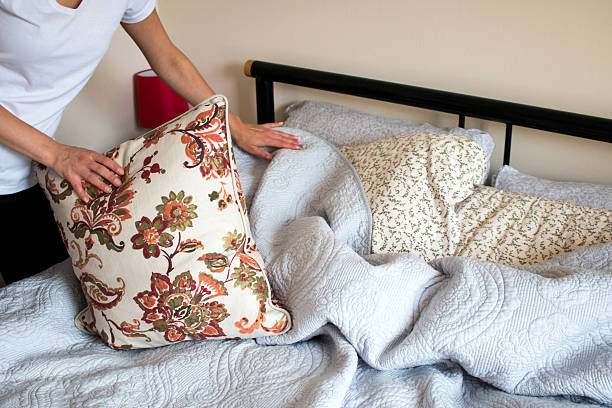 la cama con el servicio a la habitación - sheet single bed bed duvet fotografías e imágenes de stock