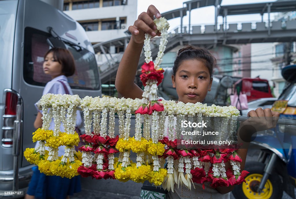 Thailändische Blumengirlande Mädchen, Verkauf Touristen - Lizenzfrei Menschenhandel Stock-Foto