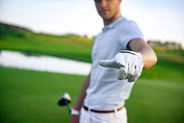 пакет услуг «golfer стоя на поле для гольфа - clud стоковые фото и изображения