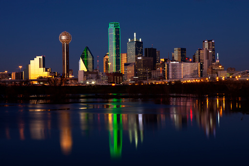 Dallas, Texas en la noche photo