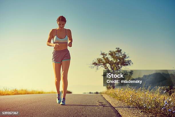 ランニングの女性 - 歩くのストックフォトや画像を多数ご用意 - 歩く, 熱さ, 走る