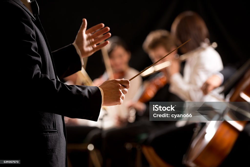 Orquesta en Etapa de conductor - Foto de stock de Orquesta libre de derechos