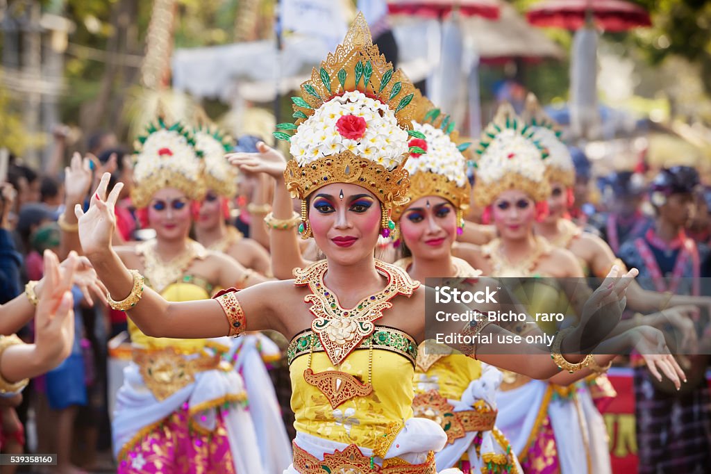 Balinese women dancing traditional temple dance - Royalty-free Dansen Stockfoto