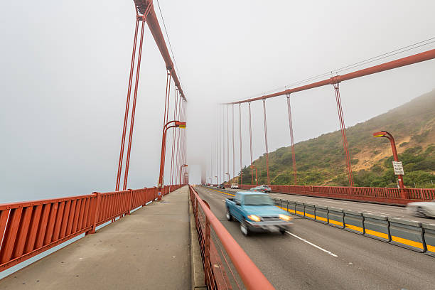 golden gate bridge di san francisco - golden gate bridge close up steel cable suspension bridge foto e immagini stock