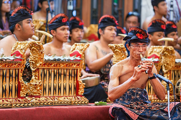 hombre viejo juego étnico balinés música de flauta de bambú - art theatrical performance bali indonesia fotografías e imágenes de stock