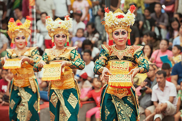 mujeres baile balinés templo tradicional baile legong - art theatrical performance bali indonesia fotografías e imágenes de stock