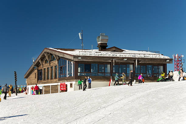 ośrodek narciarski w dolinie rosa khutor. soczi, rosja - snowbord zdjęcia i obrazy z banku zdjęć