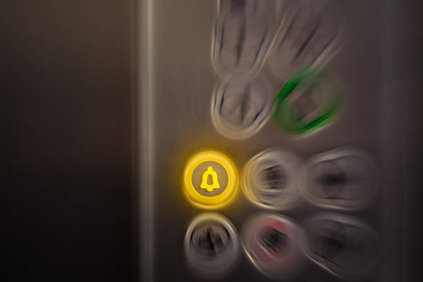 botón de alarma en el panel de control del ascensor. concepto de emergencia. - ascensor botones fotografías e imágenes de stock