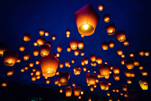 sky lanterns against the sky with blue tone - 元宵節 個照片及圖片檔