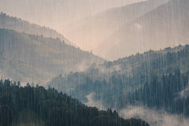 Wolkenbruch Regen auf die Berge. – Foto