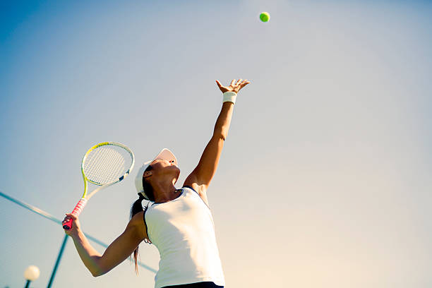 schöne weibliche tennis spieler mit - tennis serving female playing stock-fotos und bilder