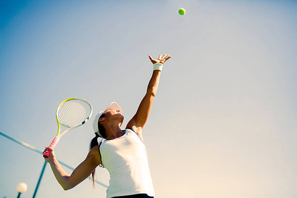 linda tenista servindo - tennis ball tennis ball white - fotografias e filmes do acervo