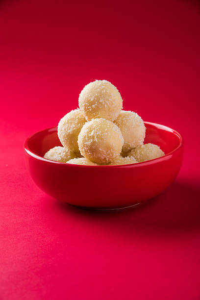 kheer kadam oder khir kadam ist ein bengalische sweet - powdered coconut stock-fotos und bilder