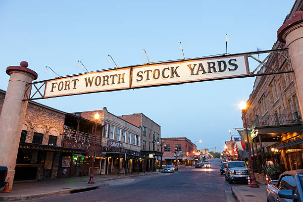 fort worth stockyards de nuit. texas, etats-unis - fort worth texas photos et images de collection