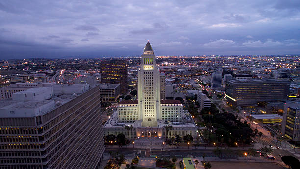 лос-анджелес сити-холл-закате вид с воздуха - los angeles city hall стоковые фото и изображения