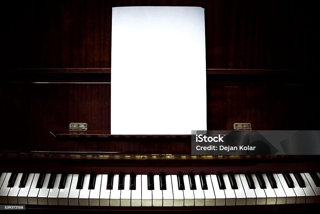 Vista De Frente Y Teclado De Piano Fondo Con Espacio Para Texto En Foto de stock y más banco imágenes de Tecla de piano -