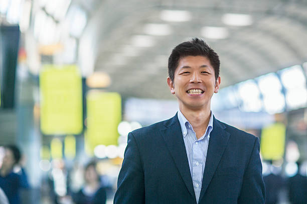 sonriente hombre de negocios japonés - distrito de shinagawa fotografías e imágenes de stock