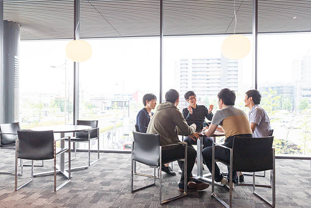 College students to discuss College students are discussing at a lounge of research facilities staff meeting stock pictures, royalty-free photos & images