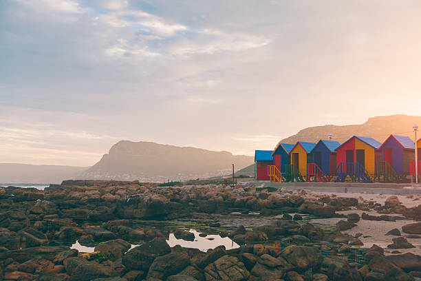 st. james 플라주 석양이 지는 (웨스턴케이프 지역명이, 남아프리카 공화국 - cape town beach hut multi colored 뉴스 사진 이미지