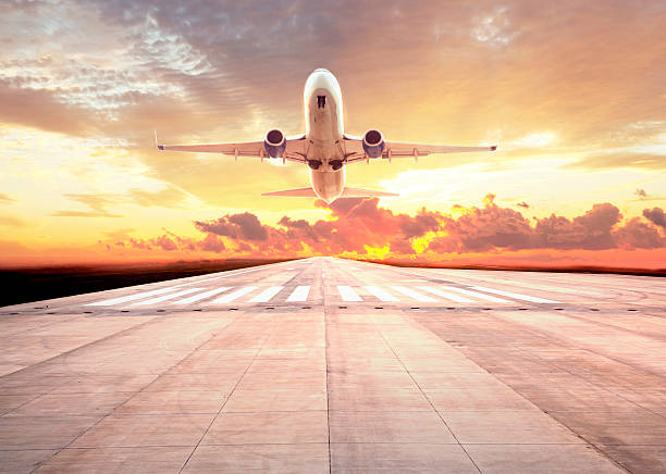 passager avion décollage au coucher du soleil - wheel airplane landing air vehicle photos et images de collection