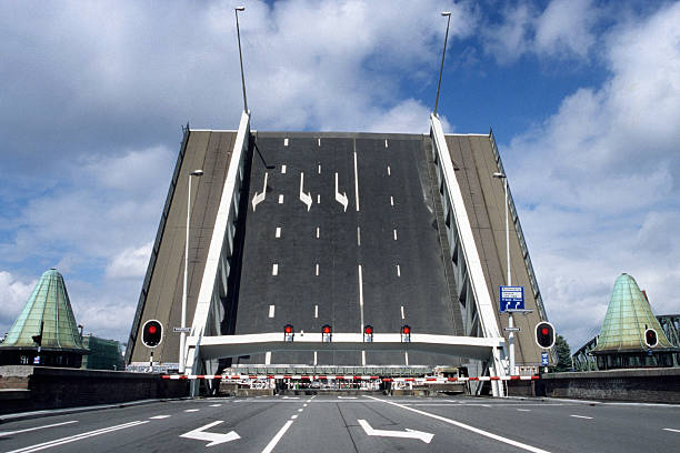 Draw bridge, Rotterdam, The Netherlands Draw bridge, Rotterdam, The Netherlands opening bridge stock pictures, royalty-free photos & images