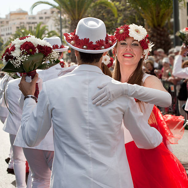 танцы пары на мадейре цветок фестиваль (феста да flor) - portuguese culture women ethnic smiling стоковые фото и изображения