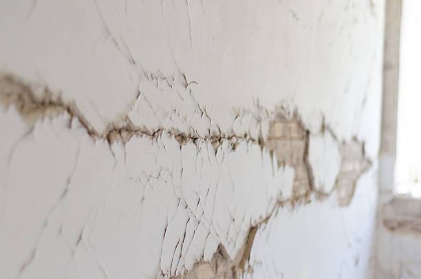 istock Wall Earthquake and bad constractions 539444968