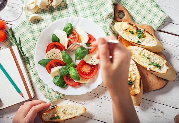 italiano caprese salsd com tomotoes, manjericão e mozarella queijo - caprese salad salad restaurant vinegar imagens e fotografias de stock