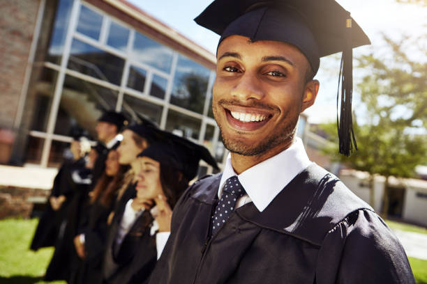 estamos instruída e pronto a utilizar! - grad portrait imagens e fotografias de stock