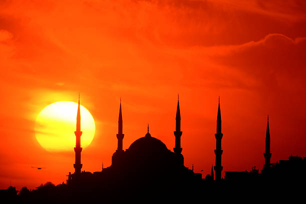 blaue moschee und der sonnenuntergang - sultan ahmad moschee stock-fotos und bilder