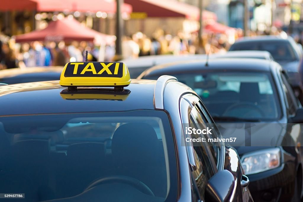 Símbolo señal de taxi en un techo del coche - Foto de stock de Taxi libre de derechos