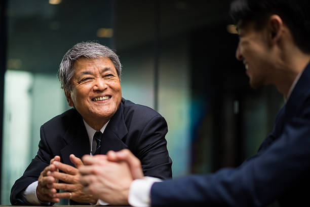 senior business mentor - japanisch sprache stock-fotos und bilder