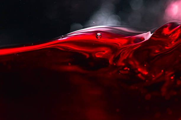 赤ワインに黒色の背景 - wineglass red wine wine liquid ストックフォトと画像