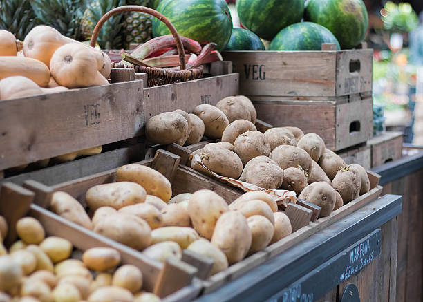 картофель для продажи на рынке фруктов и овощей - red potato raw potato market red стоковые фото и изображения