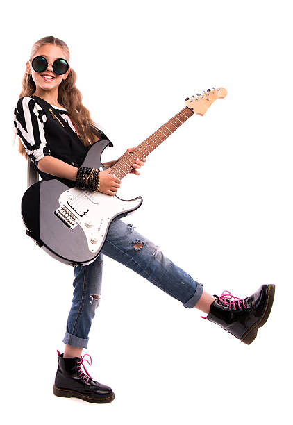 chica con una guitarra sobre un fondo blanco - guitar playing music human face fotografías e imágenes de stock